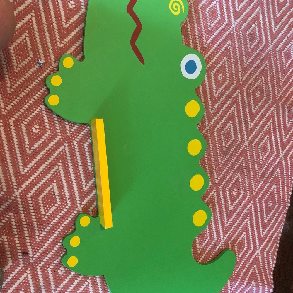 Alligator wall shelf